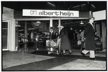 402100 Gezicht op de ingang van de supermarkt van Albert Heijn (Godebaldkwartier 149) in het winkelcentrum Hoog ...